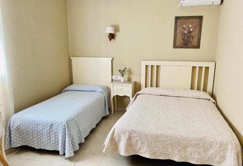 חדר סטנדרט לשלושה, Hostal Restaurante Puerto Blanco