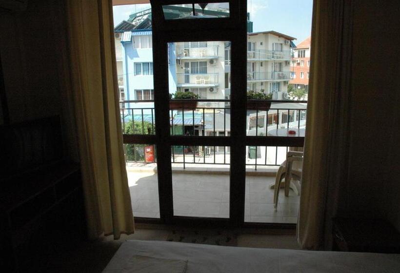 اتاق استاندارد سه تخته با بالکن, Terra Guest House