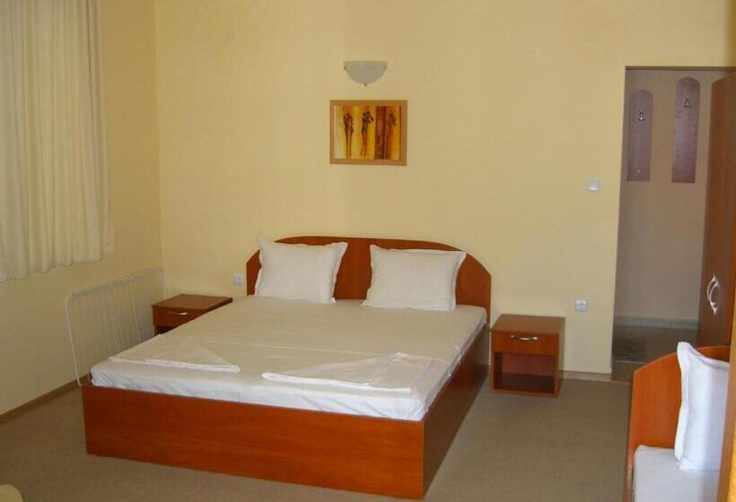 اتاق استاندارد سه تخته با بالکن, Terra Guest House