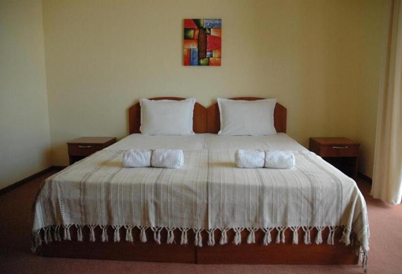 اتاق استاندارد چهارنفره با بالکن, Terra Guest House