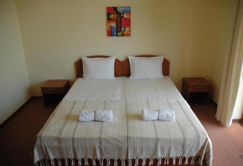 اتاق استاندارد چهارنفره با بالکن, Terra Guest House