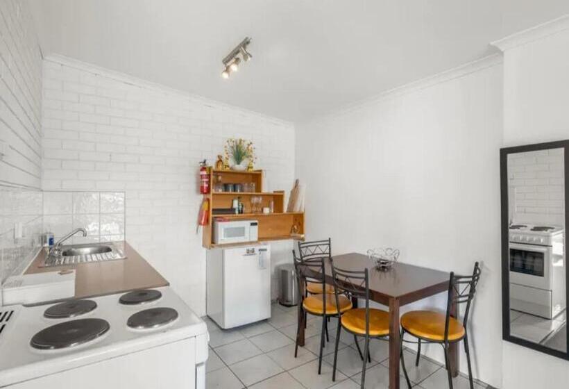 إستوديو قياسى مطلّ علي الحديقة, Smugglers Rest Apartments Dover