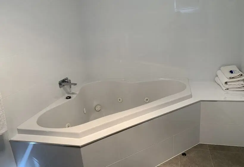 プールビュースタンダードステューディオ, Thunderbird Motel Yass
