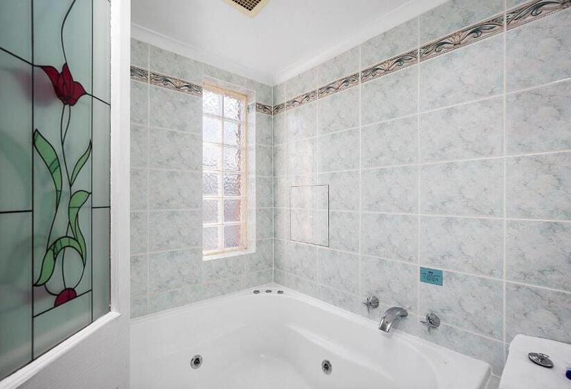 חדר אקזקיוטיב, Thunderbird Motel Yass