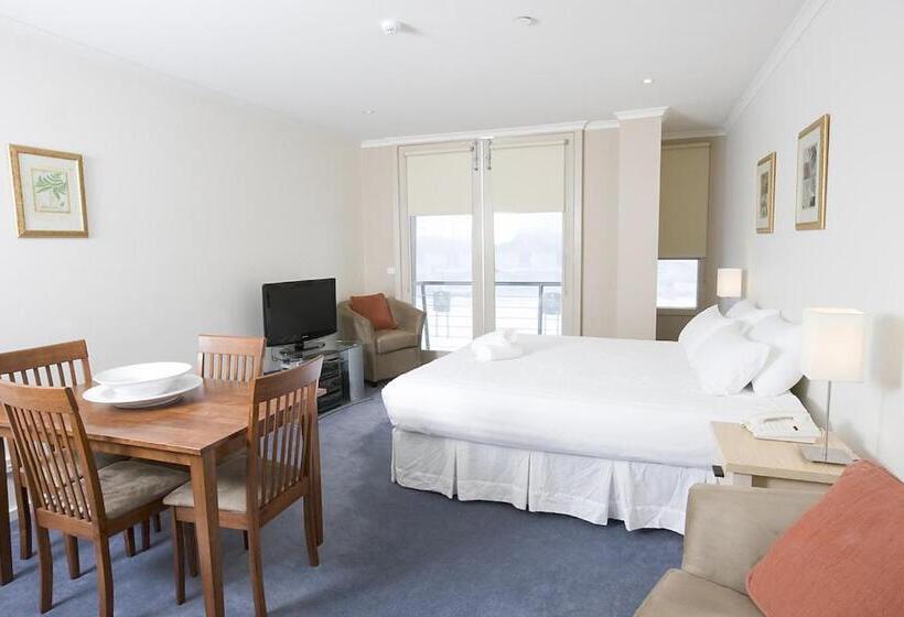스탠다드 스튜디오, White Crystal Apartments