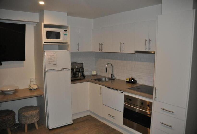 דירת שלושה חדרים, White Crystal Apartments