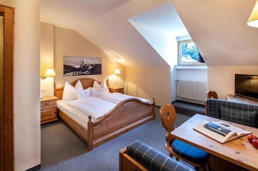 غرفة قياسية ذات أسقف منحدرة, Ansitz Fonteklaus