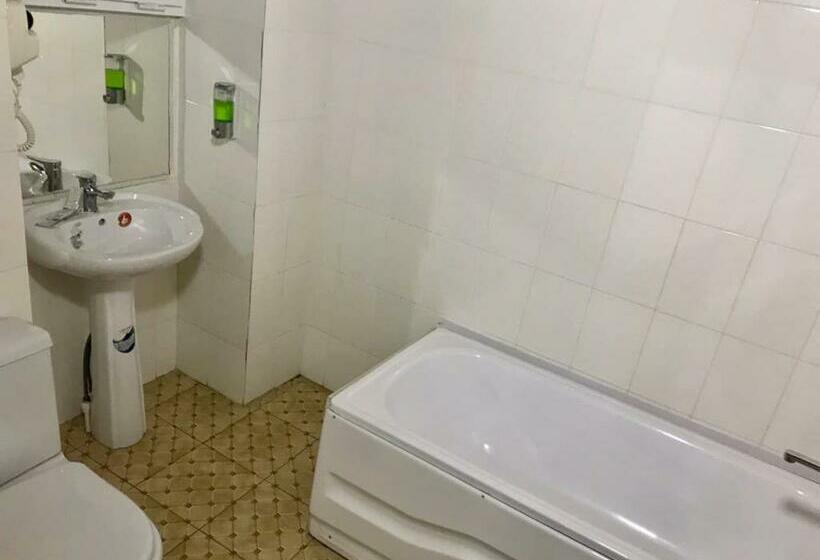 غرفة قياسية ثلاثية, Little Bukhara