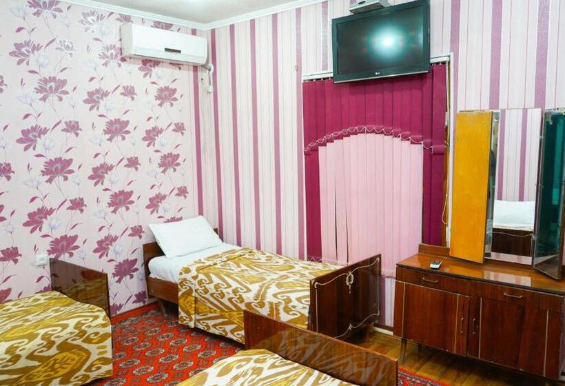 חדר סטנדרט לשלושה, Little Bukhara