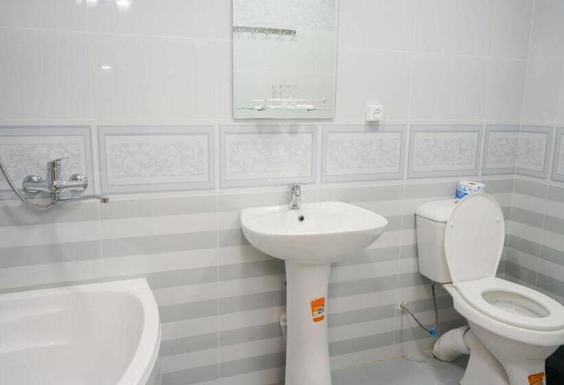 חדר סטנדרט לשלושה, Little Bukhara