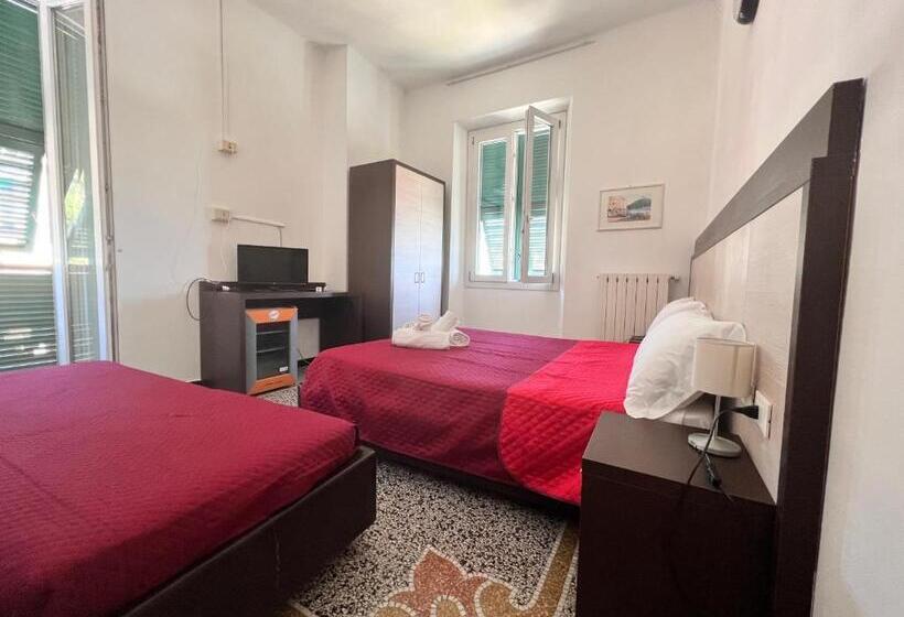 חדר סטנדרט לשלושה, Monique