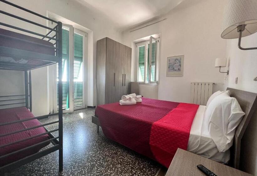 חדר סטנדרט לשלושה, Monique