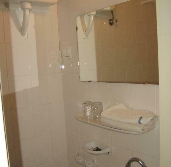 غرفة قياسية فردية, Mater Salvatoris House