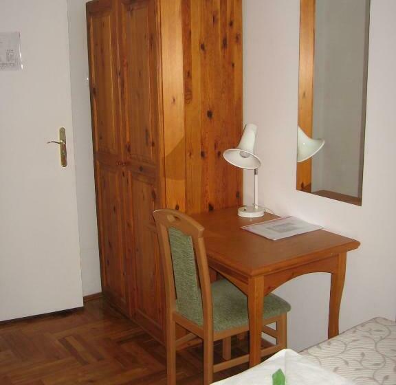 غرفة قياسية فردية, Mater Salvatoris House