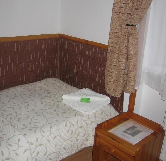 غرفة قياسية فردية, Mater Salvatoris House