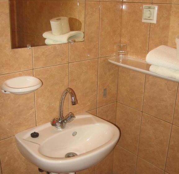 غرفة قياسية, Mater Salvatoris House