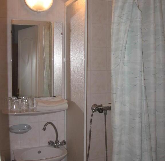 غرفة قياسية ثلاثية, Mater Salvatoris House