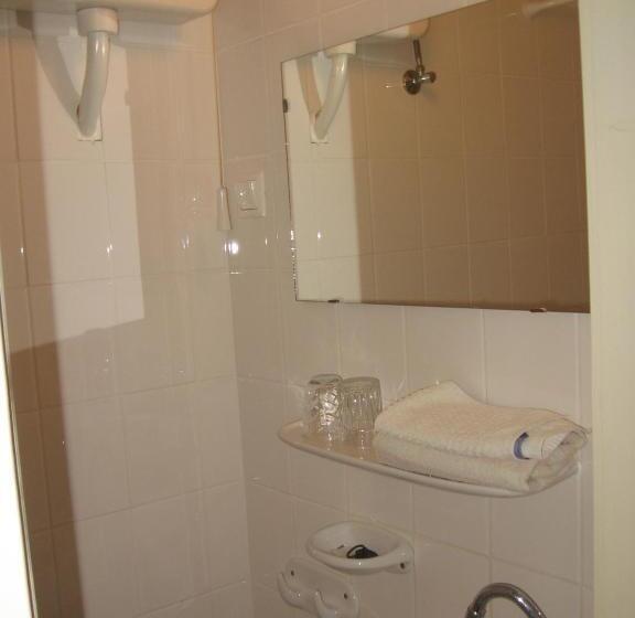 غرفة قياسية رباعية, Mater Salvatoris House