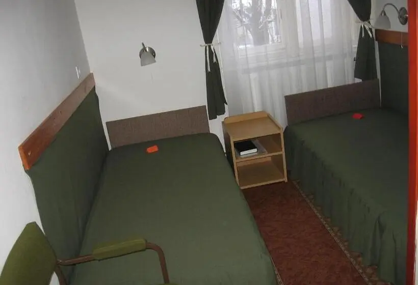 スタンダード4人部屋, Mater Salvatoris House