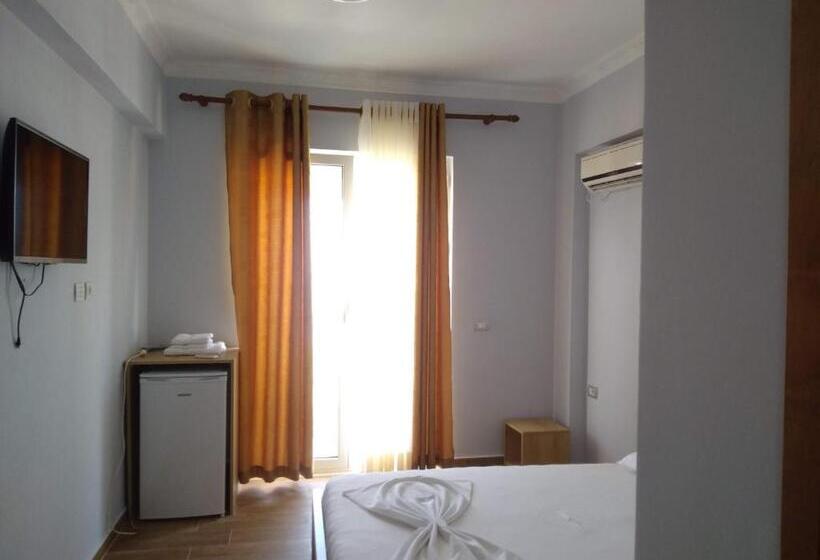 غرفة قياسية مطلّة علي البحر, Billy