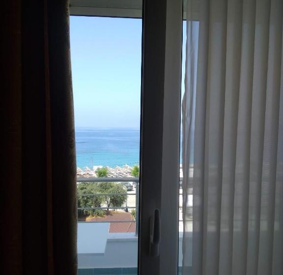 غرفة قياسية مطلّة علي البحر, Billy