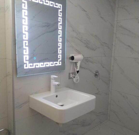 غرفة قياسية مطلّة علي البحر, Billy