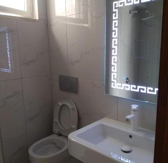 غرفة قياسية مزوَّدة بشُرفة, Billy