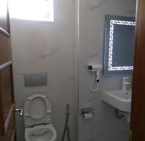 غرفة قياسية مطلّة علي البحر, Billy