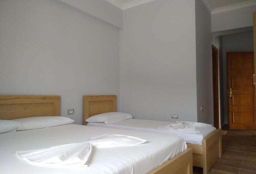 غرفة قياسية ثلاثية مزودة بشرفة, Billy