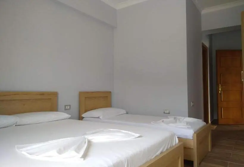 Pokój Trzyosobowy Standard z Balkonem, Billy