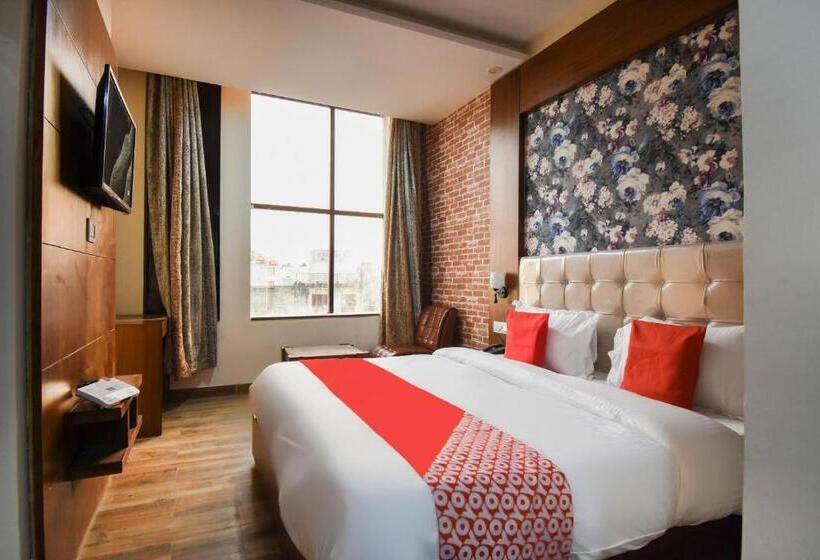 标准间, Collection O Red Paradise