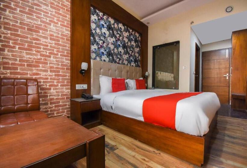 标准间, Collection O Red Paradise