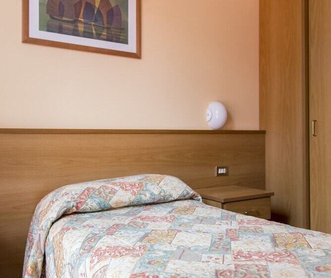 חדר סטנדרט לשלושה, Aries