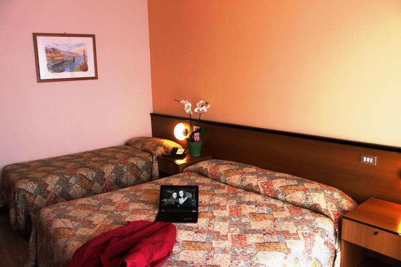 חדר סטנדרט לשלושה, Aries