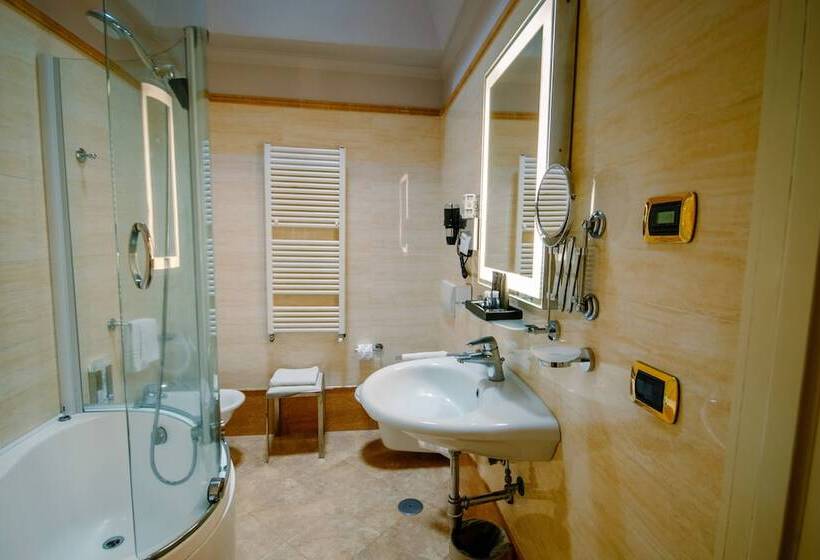 חדר סטנדרט, Forum