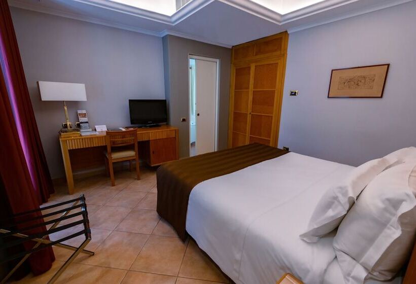 חדר סטנדרט, Forum