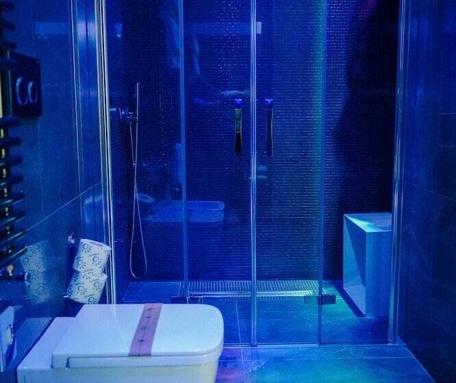 סוויטת ג'וניור, Forum