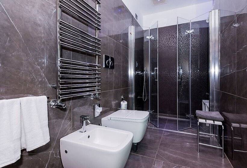 סוויטת ג'וניור, Forum