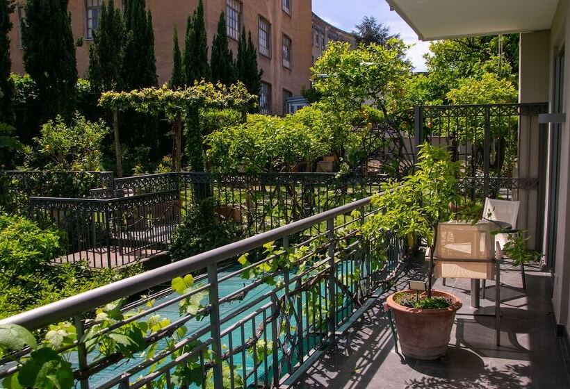 סוויטת ג'וניור, Forum