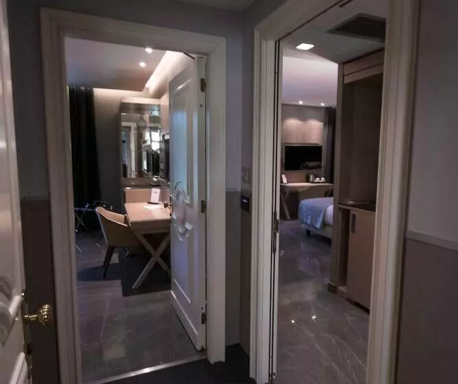 Mini Suite, Forum