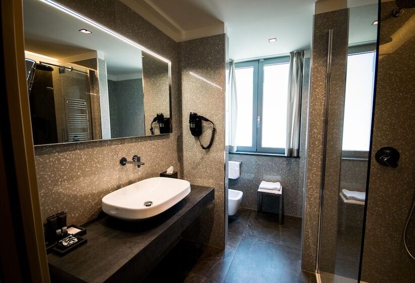 חדר דלוקס, Forum