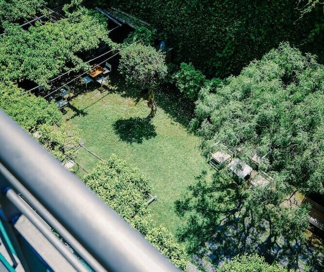 חדר דלוקס, Forum