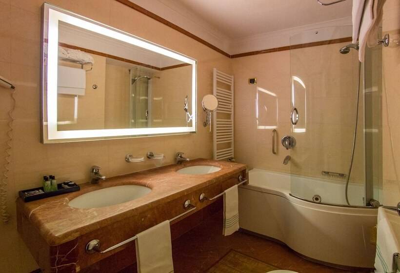 חדר סופריור, Forum