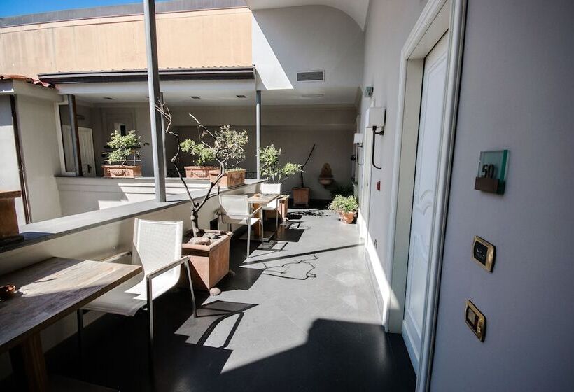 חדר סופריור, Forum