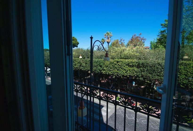 חדר סופריור, Forum