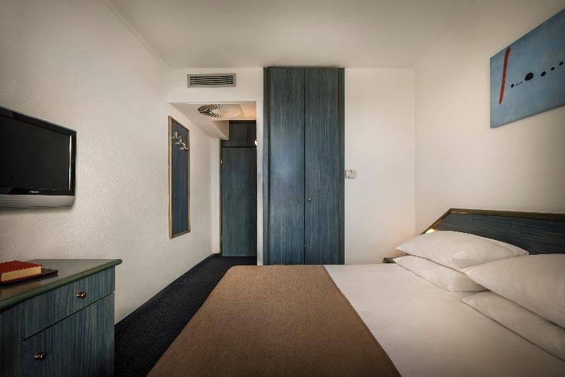 コンフォートルーム, Hôtel Saintlaurent, The Originals Relais