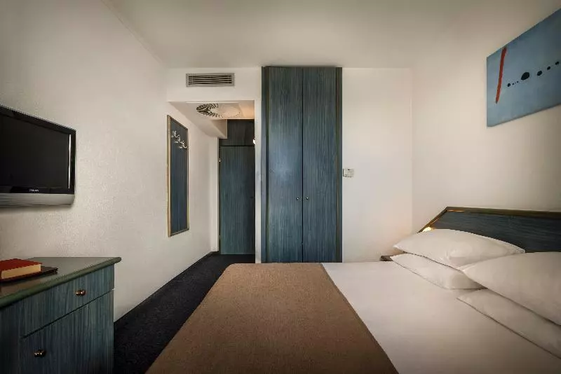 コンフォートルーム, Hôtel Saintlaurent, The Originals Relais