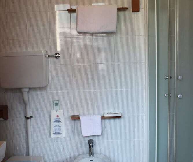 اتاق استاندارد سه نفره, Le Pageot