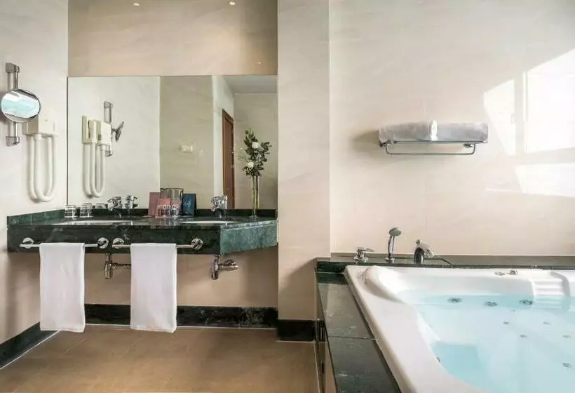 Junior Suite met Hydromassage, Occidental Granada