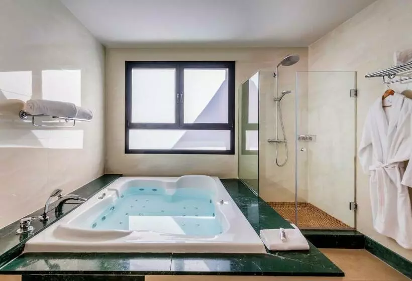 Junior Suite met Hydromassage, Occidental Granada